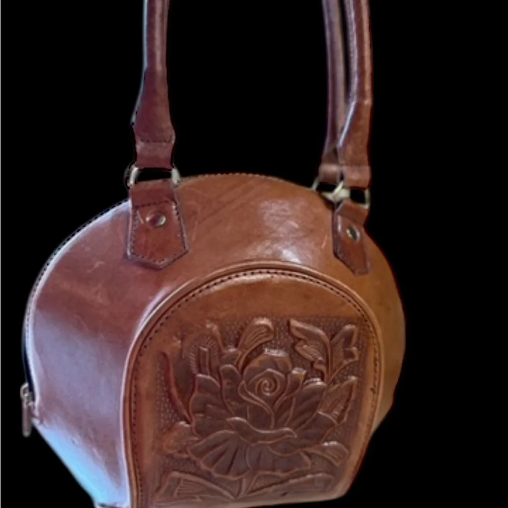 Vintage dark brown ellipse-shaped top-handle bag.